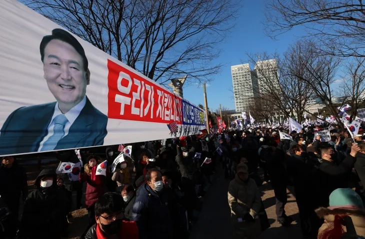 22일 오후 대전 서구 대전시청 앞 보라매공원에서 세이브코리아가 주최한 국가비상기도회에서 참석자들이 태극기를 흔들고 있다. 대전 뉴시스