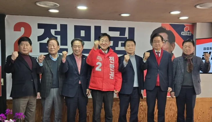 22일 오후 충남 아산시장 재선거에 도전하는 전만권 국민의힘 후보 선거사무실 개소식 및 비전선포식이 열리고 있다. 이종익 기자