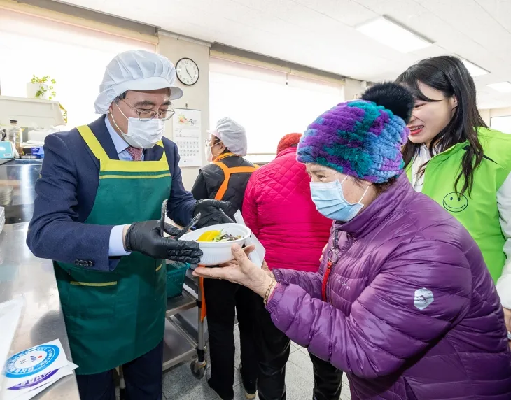 진교훈(왼쪽) 서울 강서구청장이 가양5종합사회복지관에서 짜장면 배식 봉사를 하고 있다. 강서구 제공