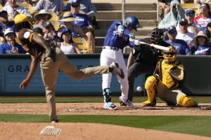 김혜성, 발로 만든 MLB 시범경기 첫 안타…중견수도 테스트