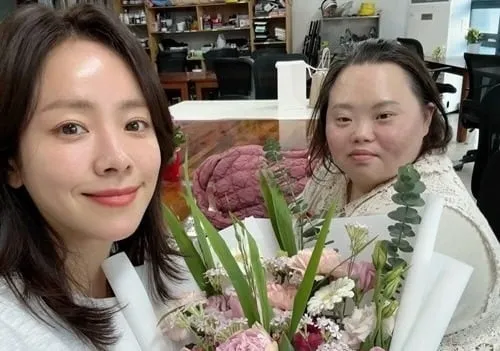 배우 한지민과 정은혜 작가. 인스타그램