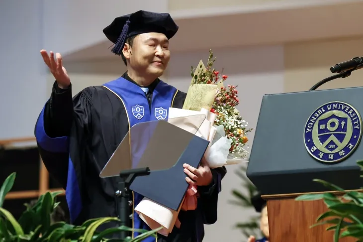 학사모 쓴 싸이