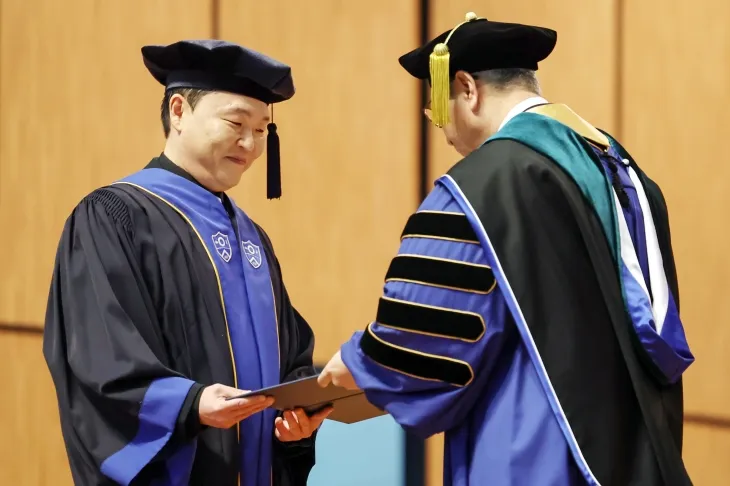 연세대서 명예졸업증서 받는 싸이