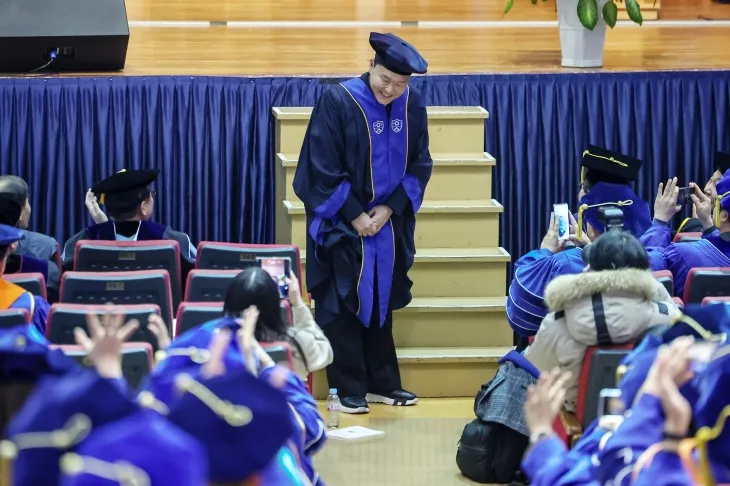 학사모 쓰고 연세대 찾은 싸이