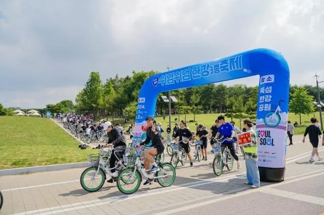 지난해 서울 한강변에서 열린 제1회 쉬엄쉬엄 한강 3종 축제에서 시민들이 따릉이 자전거를 타고 달리고 있다. 서울시 제공