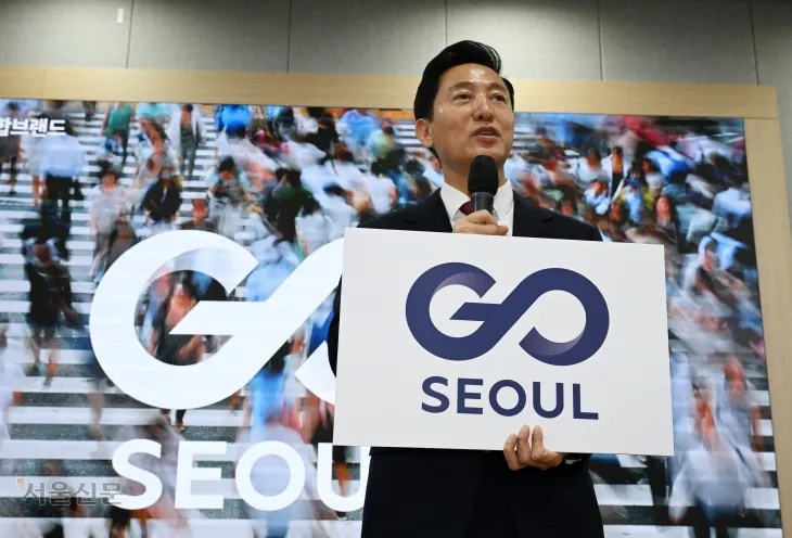 오세훈 서울시장이 24일 오전 서울시청 브리핑룸에서 서울시 교통 통합 브랜드 ‘GO SEOUL’(고 서울)을 소개하고 있다. 고 서울은 전국 최초로 교통수단을 브랜딩한 사례다. 도준석 전문기자