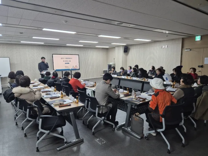 서울 금천구가 고령친화도시 모니터링단을 대상으로 교육을 진행하고 있다. 금천구 제공