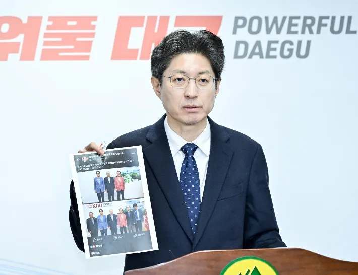 정장수 대구시 경제부시장이 25일 시청 기자실에서 기자회견을 열고 명태균씨의 법률대리인 남상권 변호사의 언론 인터뷰 내용에 대해 “허위 날조”라며 반박하고 있다. 대구시 제공