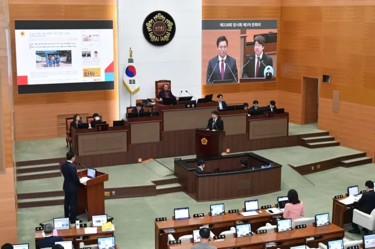 제328회 서울시의회 임시회에서 오세훈 시장(왼쪽)에게 질의하는 문성호 의원(오른쪽)