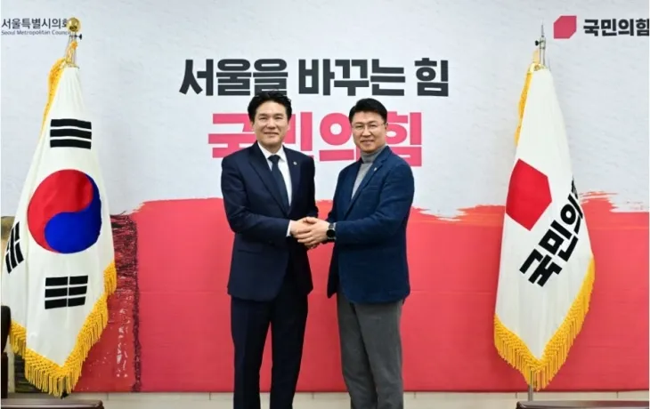 이봉준 서울시의회 국민의힘 규제개혁TF위원장(오른쪽)과 김길영 서울시의회 도시계획균형위원장(왼쪽)