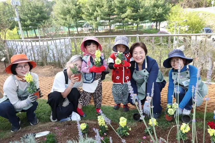 김미경 서울 은평구청장(오른쪽에서 두번째)과 마을정원사가 정원을 관리하는 모습. 은평구 제공