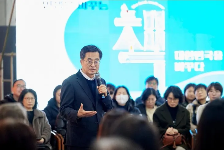 김동연 경기도지사가 25일 국회의원, 출판관계자, 서포터즈 등이 참석한 파주출판도시 지혜의 숲에서 경기도 평생독서 ‘천권으로’ 비전을 선포하고 있다. (경기도 제공)