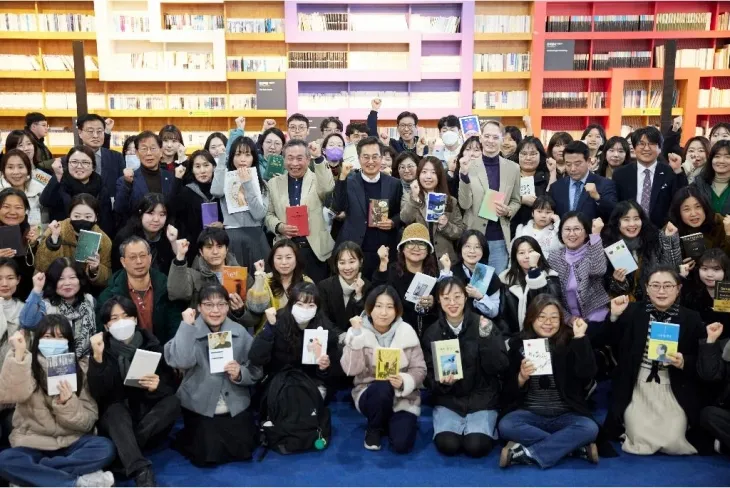 25일 오후 김동연 경기도지사가 국회의원, 출판관계자, 서포터즈 등이 참석한 파주출판도시 지혜의 숲에서 경기도 평생독서 천권으로 비전선포식을 마치고 기념촬영을 하고 있다. (경기도 제공)