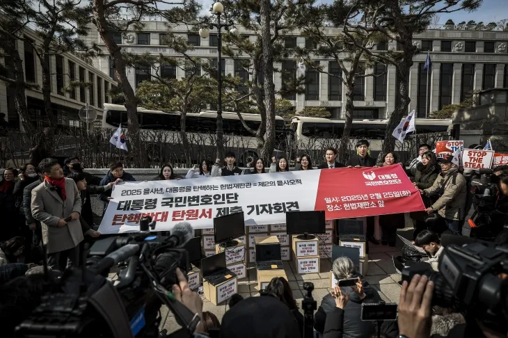 25일 서울 종로구 헌법재판소 앞에서 열린 대통령 국민변호인단 탄핵반대 탄원서 제출 기자회견에서 대학생 및 참가자들이 구호를 외치고 있다. 뉴시스