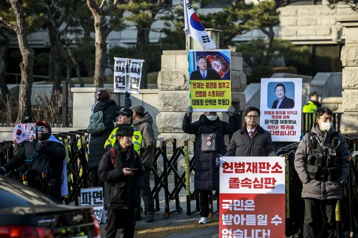 윤석열 대통령의 탄핵심판 최종 변론기일을 앞둔 25일 서울 종로구 헌법재판소에서 윤 대통령 탄핵 찬성, 반대 피켓을 든 시민이 1인 시위를 하고 있다. 뉴시스