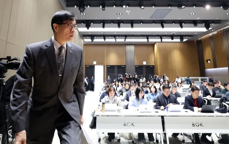 이창용 한국은행 총재가 25일 서울 중구 한국은행에서 열린 금융통화위원회 금리 결정에 대한 기자간담회에 참석하고 있다. 한은은 이날 올해 연간 경제성장률 전망치를 기존 1.9%에서 1.5%로 0.4%포인트 낮췄다.  연합뉴스