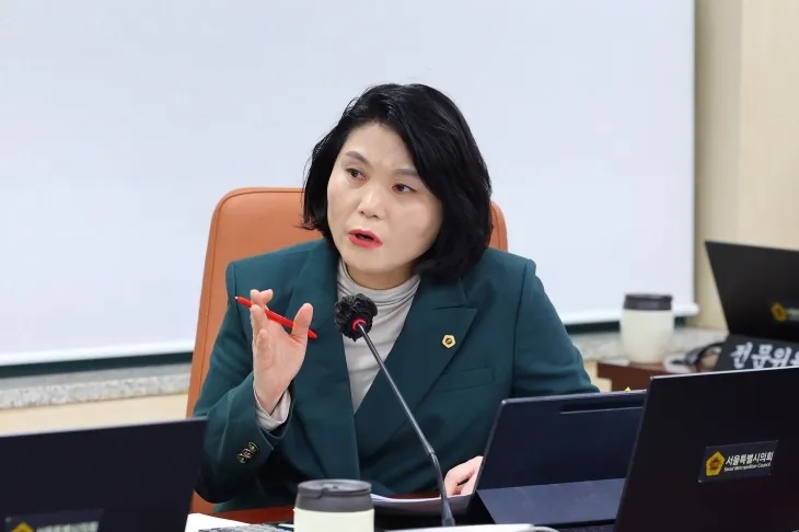 상임위 회의에서 발언하는 박춘선 부위원장