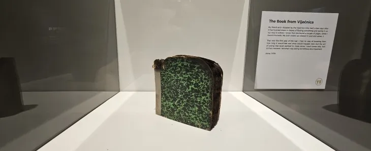 1978년생 알마가 불타 버린 사라예보 시청 비예니카에서 찾은 책. 제주 강동삼 기자