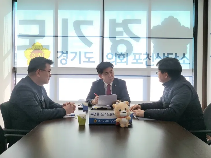 윤충식 의원이 경기대진테크노파크 박헌국 경영기획본부장, 권재형 미래성장본부장과 경기대진테크노파크의 주요사업 현황과 향후 발전 방향에 대하여 논의하고 있다.