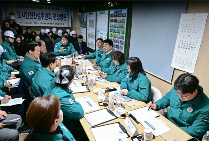 지난 25일 ‘서울 어울림체육센터 건립공사’ 현장을 방문해 현장 안전점검을 실시한 서울시의회 도시안전건설위원회(위원장 강동길)