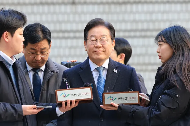 더불어민주당 이재명 대표가 26일 서울고등법원에서 열린 공직선거법 위반 혐의 사건 2심 5차 공판에 출석하고 있다. 2025.2.26 연합뉴스