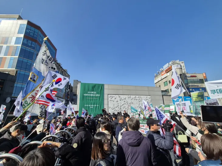 이날 이화여대 내 탄핵 반대 집회 주최측이 정문 앞으로 행진해 외부 집회와 철문을 사이에 두고 합쳐지며 고성과 욕설이 오갔다. 김우진 기자