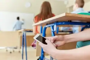 수업 시간에 스마트폰 꺼내들면 ‘불법’…내년 3월부터 시행