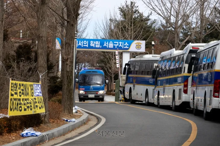 ‘윤석열 정부의 비상계엄 선포를 통한 내란혐의 진상규명 국정조사특별위원회(내란 국조특위)’ 2차 현장조사 청문회가 진행된 2월5일 오후 경기 의왕시 서울구치소 인근에 경찰 차벽이 세워져 있다. 2025.2.5 국회사진기자단