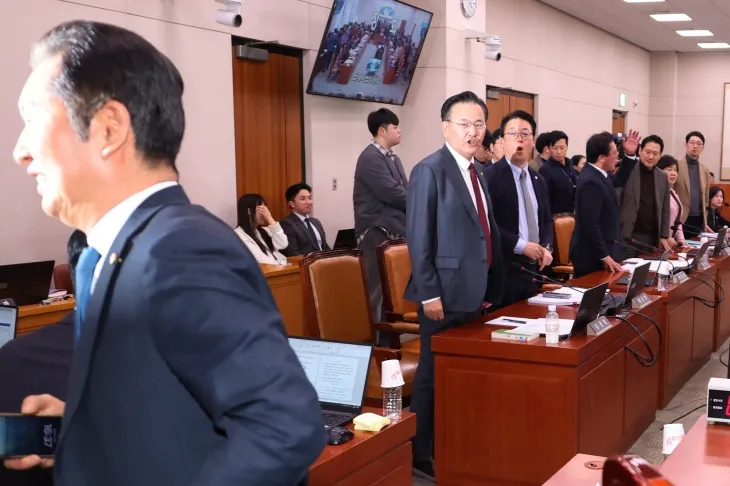 26일 국회 법제사법위원회 전체회의에서 여당 의원들이 의사진행에 대해 거세게 항의하자 더불어민주당 소속 정청래 위원장이 정회를 선포한 뒤 회의장에서 나가고 있다.      이날 법사위에서는 명태균 특검법과 주주에 대한 이사의 충실 의무 등을 골자로 한 상법 개정안에 대한 심사를 한다. 2025.2.26. 연합뉴스