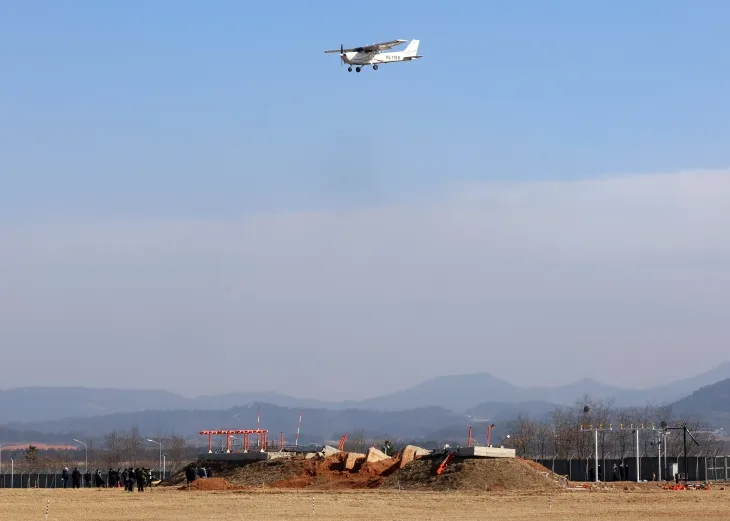 무안공항 로컬라이저 지나는 훈련기