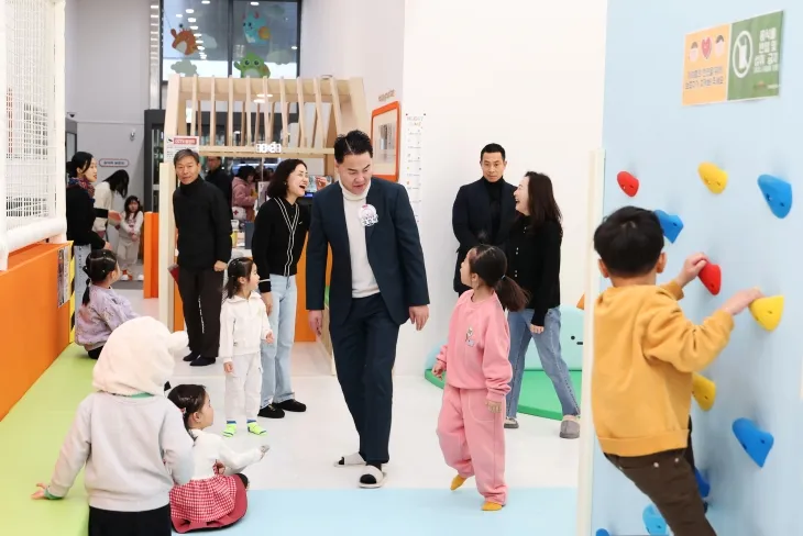 오언석(가운데) 서울 도봉구청장이 서울형키즈카페 도봉2동 2호점을 방문해 어린이들과 대화하고 있다. 도봉구 제공 오언석(가운데) 서울 도봉구청장이 서울형키즈카페 도봉2동 2호점을 방문해 어린이들과 대화하고 있다. 도봉구 제공