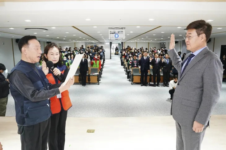 정문헌(오른쪽) 서울 종로구청장이 지난 20일 종로구 원서동 웰니스센터 민방위교육장에서 위기가구 다시살핌단 활동가 대표와 선서문을 낭독하고 있다. 종로구 제공