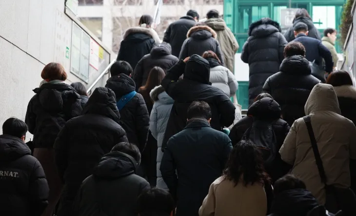 지난 7일 오전 서울 시청역에서 시민들이 출근길 발걸음을 재촉하고 있다. 2025.2.7