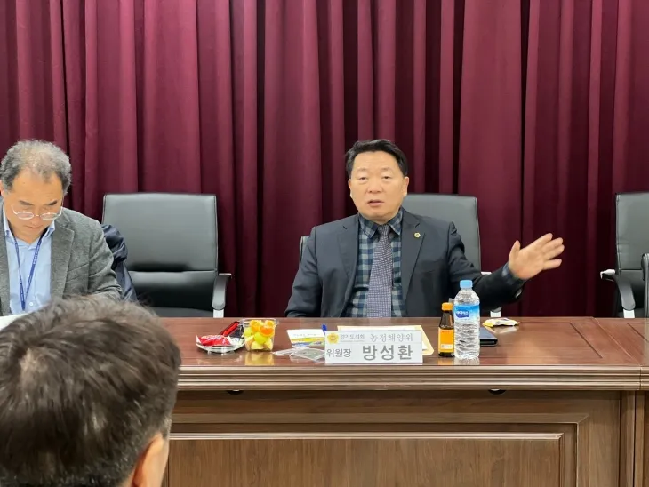 방성환 위원장이 농협안성농식품물류센터 실태를 확인한 후 도의회 관계자, 농협 담당자 및 물류센터 운영진과 함께 경기도 어린이 건강과일 사업의 원활한 운영 방안을 논의하고 있다.