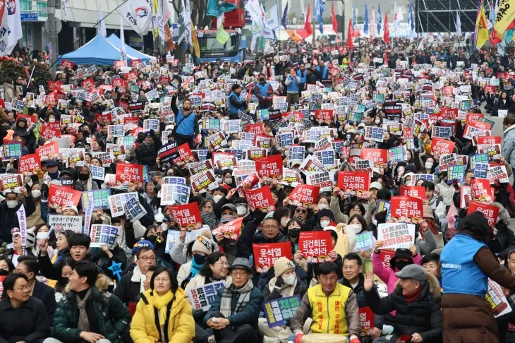 15일 오후 광주 동구 금남로에서 윤석열 대통령 탄핵을 촉구하는 ‘광주시민총궐기대회’ 사전행사가 열려 참가자들이 구호를 외치고 있다. 2025.2.15 연합뉴스