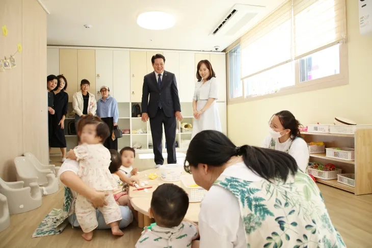 최대호 안양시장이 지난해 9월 24일 평촌엘프라우드 어린이집 개소식에 참석해 시설을 둘러보고 있다(안양시 제공)