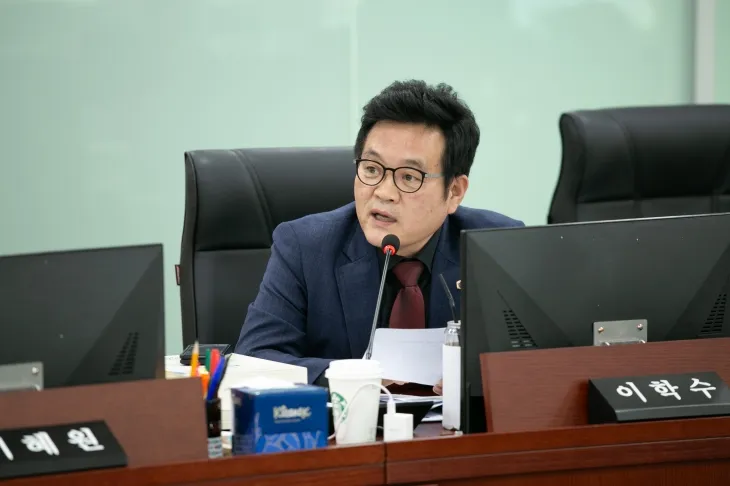 이학수 의원이 ‘경기도 자연장 장려 및 지원 조례 개정안’ 관련하여 발언하고 있다.