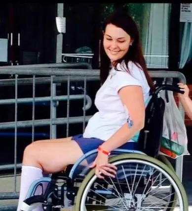 친구 메이크업 브러시를 빌려 썼다가 박테리아 감염으로 하반신이 마비됐었던 호주 여성 조 길크리스티가 휠체어에 탄 모습. 싱가포르 의사 사무엘 초우두리 인스타그램 캡처