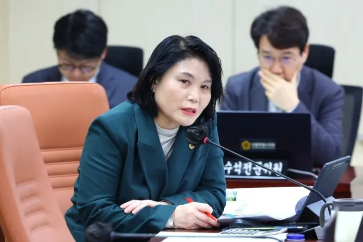 지난 25일 제328회 임시회 환경수자원위원회 소관 정원도시국 업무보고에서 발언중인 박춘선 의원