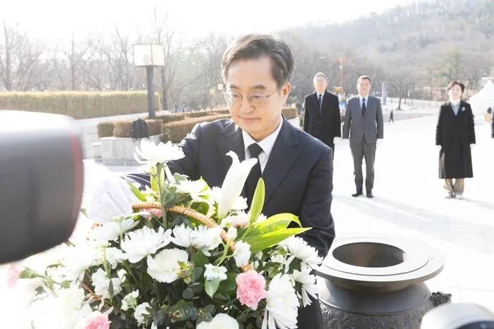 김동연 경기도지사가 27일 대구 2·28민주의거기념탑을 참배하고 있다. (경기도 제공)