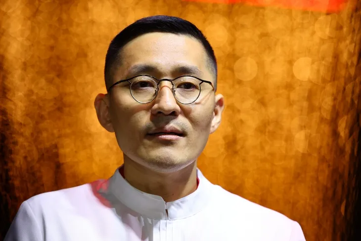 26일 서울 중구 웨스틴조선 서울 호텔에서 열린 ‘미쉐린 가이드 서울 &amp; 부산 2025’ 발간행사에서 국내 유일 ‘3스타’로 선정된 한식당 ‘밍글스’의 강민구 셰프가 취재진과 인터뷰 하고 있다. 2025.2.27 뉴시스