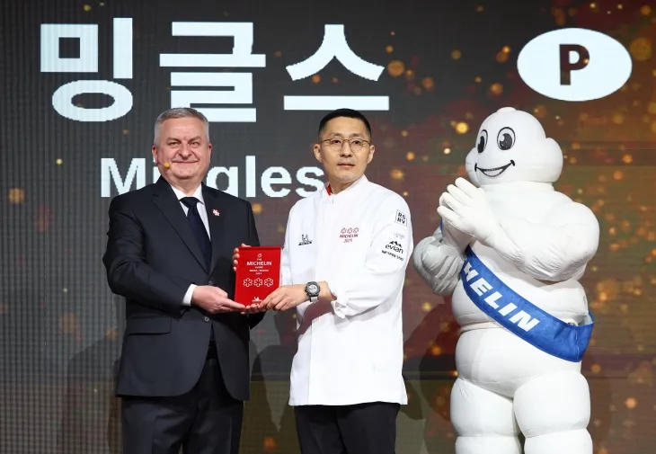 26일 서울 중구 웨스틴조선 서울 호텔에서 열린 ‘미쉐린 가이드 서울 &amp; 부산 2025’ 발간행사에서 국내 유일 ‘3스타’로 선정된 한식당 ‘밍글스’의 강민구 셰프가 제롬 뱅송 미쉐린 코리아 대표로부터 상패를 받고 기념촬영 하고 있다. 2025.2.27 뉴시스