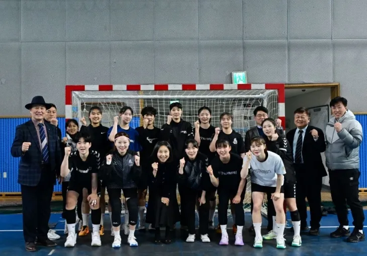 서울시체육회 여자핸드볼 서울시청팀과 화이팅 외치는 최호정 의장