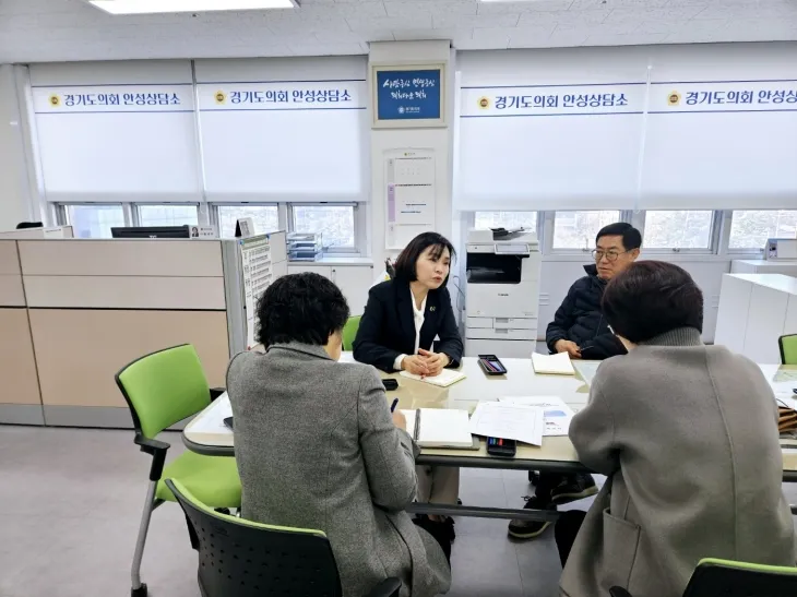 박명수, 황세주 의원이 안성시 전략기획담당관 관계 공무원과 2025년 지역 사업 계획을 논의하며, 안성 지역 발전을 위한 협력 방안을 모색하고 있다. (사진 정면 왼쪽: 황세주 의원, 오른쪽: 박명수 의원)