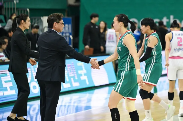 김도완 부천 하나은행 감독이 지난 7일 부천체육관에서 열린 2024~25 여자프로농구 정규시즌 용인 삼성생명과의 홈 경기에서 김정은과 하이파이브하고 있다. WKBL 제공