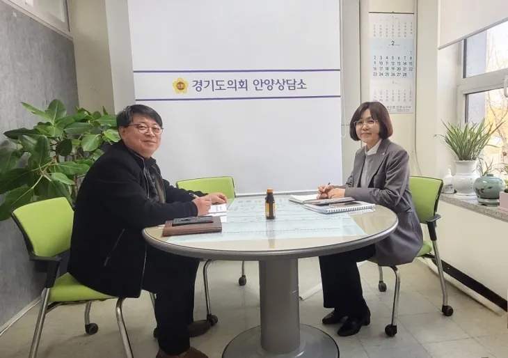 김재훈 의원(국힘, 안양4)이 2월 26일 도의회 안양상담소에서 안양시 장애복지과 관계자와 함께 장애인 복지관 시설 개선 및 도보 확보 방안에 대해 논의하고 있다.