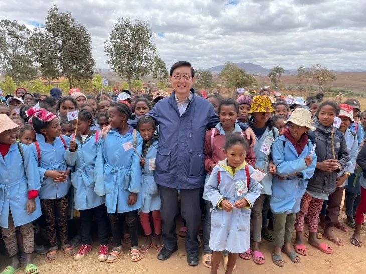 지난해 9월 마다가스카르 이키안자 마을의 초등학교 준공식에서 김광동 더멋진세상 대표와 어린이들이 함께 기념촬영을 하고 있다. 더멋진세상 제공