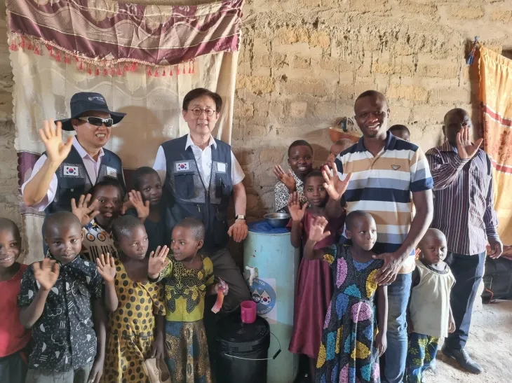 지난해 11월 탄자니아 도도마주 제제레마을에 가정용 정수기를 보급하고 주민들과 함께한 김광동 더멋진세상 대표의 모습.  더멋진세상 제공
