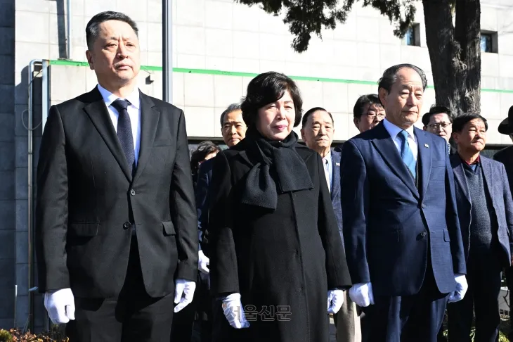 김성수(왼쪽부터) 서울신문 사장, 강정애 국가보훈부 장관, 차상택 베델기념사업회장이 27일 서울 마포구 양화진 외국인선교사 묘원에서 열린 독립유공자 참배 행사에서 어니스트 베델의 묘소에 참배하고 있다. 2025.2.27 홍윤기 기자