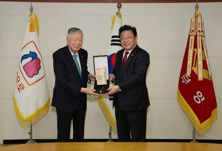 주형환(오른쪽) 저출산고령사회위원회 부위원장이 27일 서울 중구 부영그룹 본사에서 이중근 부영그룹 회장에게 감사패를 전달한 뒤 기념촬영을 하고 있다. 부영그룹 제공